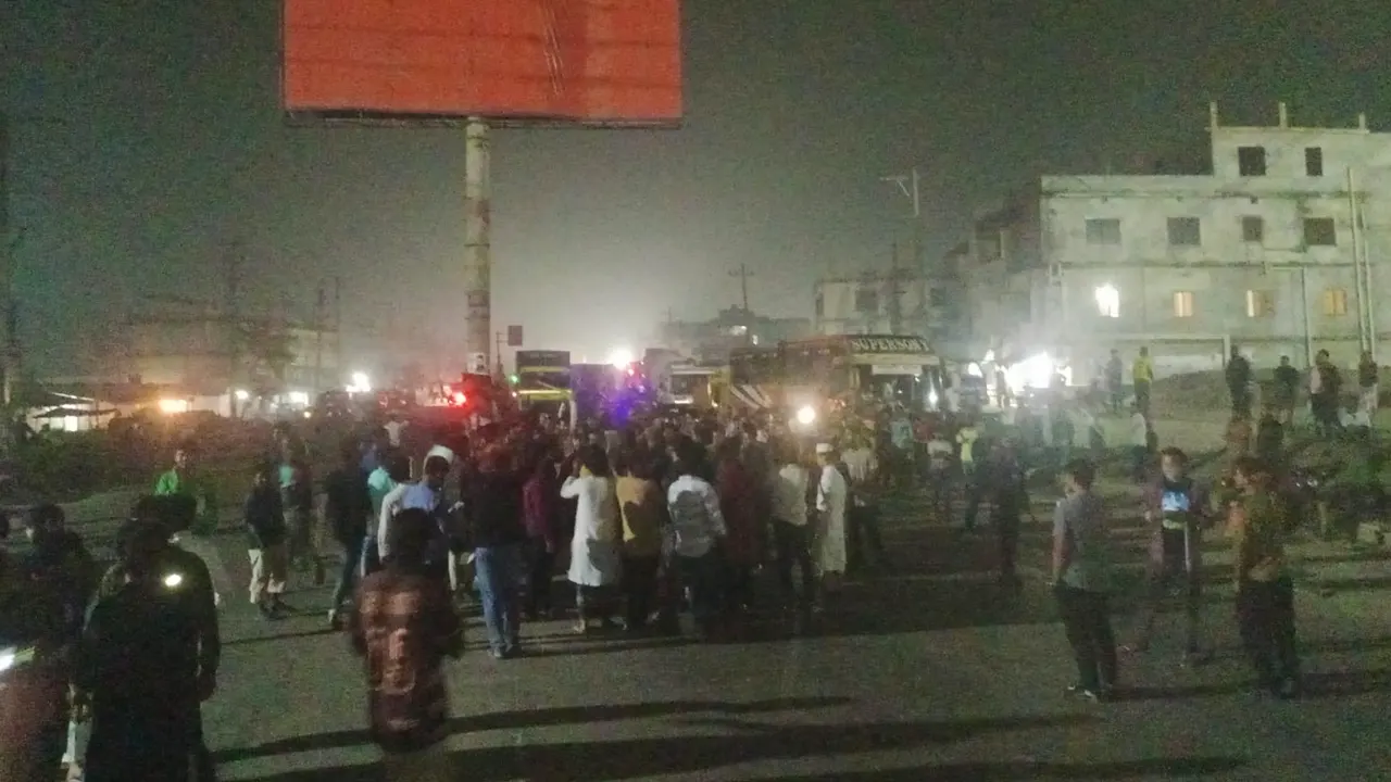 মাঝ রাতে ঢাকা-ময়মনসিংহ মহাসড়ক অবরোধ করল শিক্ষার্থীরা